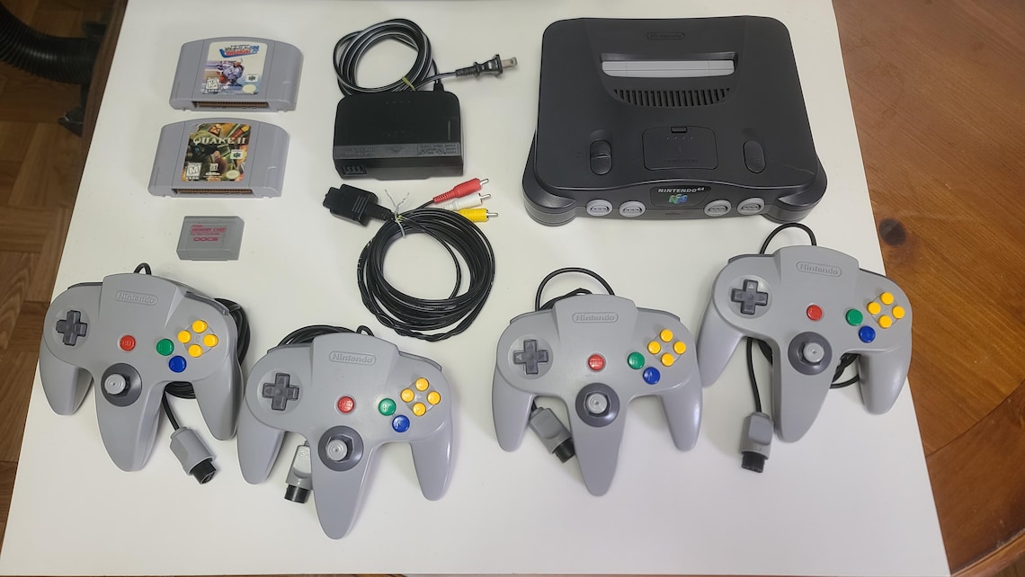Nintendo 64 System with Console, Controllers, Cables and Game, Works Like New, Cleaned, Tested, and Verified Fully Functional, foto 1 di 5