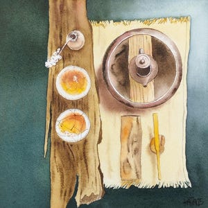 Peut inclure: Une peinture à l'aquarelle représentant une vue de dessus d'un service à thé. La composition comprend une théière brune, deux petits bols remplis de liquide ambré, un petit pichet blanc, une planche en bois, un tissu rectangulaire et un agitateur jaune.