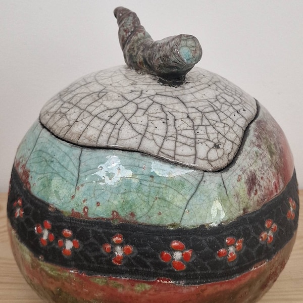 Pot avec couvercle en raku