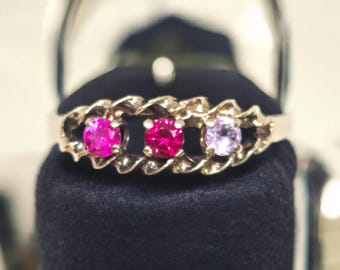 Bellissimo anello per la mamma con rubino rosa, rosso e viola / Oro giallo massiccio 10K / Misura 9 / Gioielli con pietra portafortuna di luglio / Regalo per lei