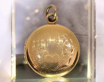 Ciondolo vintage con medaglione in oro giallo massiccio 10K – Parte superiore con cuori incisi – Portafoto – Medaglione in oro antico – Gioielli da collezione unici