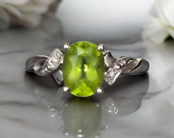 Anello in oro bianco 10 carati con peridoto naturale di forma ovale, misura 6, peso 1,7 g, ottimo regalo per le donne.