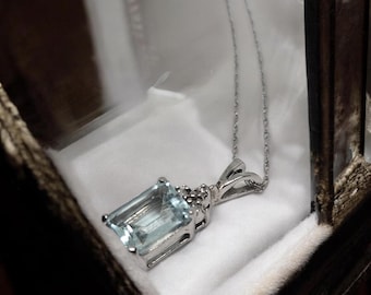 Collana con ciondolo vintage con accenti di diamanti e acquamarina – Oro bianco massiccio 10K – Catena da 18” – Pietra portafortuna di marzo – Elegante regalo di gioielleria raffinata