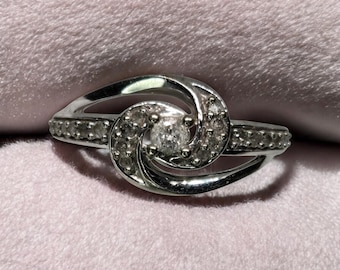 ヴィンテージ 10K ホワイトゴールド ダイヤモンド クラスターリング • 渦巻きデザイン • サイズ 6.5 • 2.22g • プロミスリング • エンゲージリング