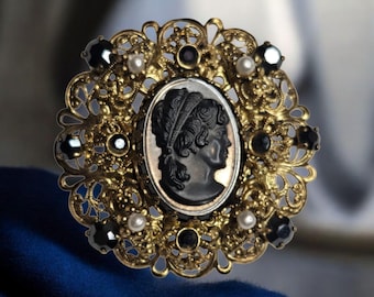 Spilla vintage in filigrana color oro, strass e pietra naturale nera, Germania Ovest