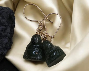 Orecchini pendenti vintage in oro giallo massiccio con pietra di giada verde intagliata a forma di Buddha, portafortuna nella cultura asiatica