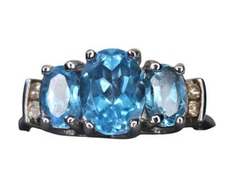 Anello in oro bianco 10 carati con tre topazi blu di forma ovale, misura 7, peso 3,44 g, splendido gioiello, ottimo regalo per le donne.