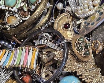 ヴィンテージからモダンまで様々なコスチュームジュエリーの詰め合わせ | 着用可能＋修理可能 | スタイルと金属の種類が混在 | 天然石使用 | 一部サイン入り | 1～5ポンドからお選びください