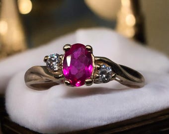 Anello con cristalli di rubino taglio ovale in oro giallo 10 carati / Anello con rubino in stile vintage / Anello con pietra portafortuna di luglio / Misura 6,5 - Regalo per lei