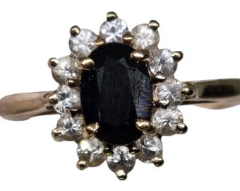 Anillo de oro amarillo macizo de 10 quilates con halo de zafiro negro y detalles de cristal – Talla 7 – 2,27 g – Elegante estilo vintage