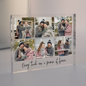 Peut inclure: Bloc photo en acrylique transparent affichant plusieurs images d'un couple en vêtements d'hiver. Le bloc porte l'inscription "Every Touch was a promise of forever". Les photos montrent le couple s'embrassant et souriant.