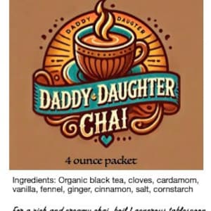 Puede incluir: Un logotipo colorido para "Daddy Daughter Chai" con una taza de té humeante. El logotipo está rodeado de una cinta azul con el texto "Daddy Daughter Chai". El texto "4 ounce packet" está debajo del logotipo. Los ingredientes se enumeran debajo del texto: "Té negro orgánico, clavo, cardamomo, vainilla, hinojo, jengibre, canela, sal, maicena". El texto "Para un chai rico y cremoso, hierva 1 cucharada generosa con una taza de leche entera. Sustituya por agua si es necesario. Azúcar al gusto. ¡Disfrute!" está debajo de los ingredientes.