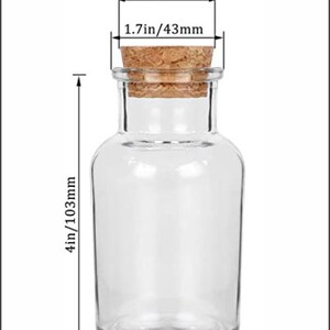 K&ouml;nnte beinhalten: Klare Glasflasche mit Korken. Die Flasche ist 103 mm hoch, 56 mm breit und fasst 150 ml. Der Korken ist 43 mm breit und 35 mm dick. Die Flasche ist leer.