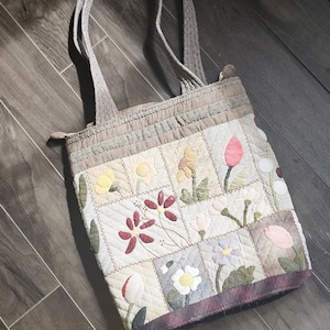 Bolso acolchado de patchwork japonés: diseño floral bordado, hecho a mano en algodón.