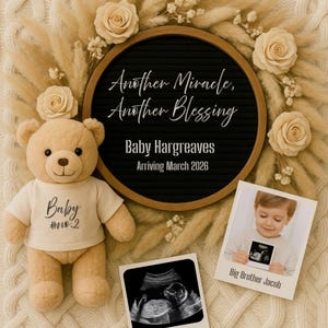 Peut inclure: Un ours en peluche beige portant un t-shirt blanc avec le texte "Baby #no.2" est assis à côté d'un panneau circulaire noir avec le texte "Another Miracle, Another Blessing" et "Baby Hargreaves Arriving March 2026". Deux images d'échographie et une photo d'un enfant tenant une échographie sont également présentes.
