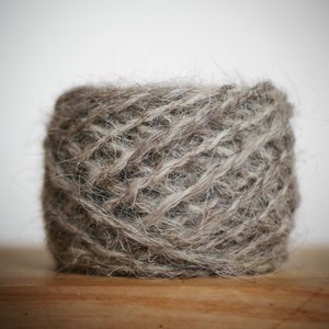 Ball of hand-spun gray wool, natural French organic sheep wool