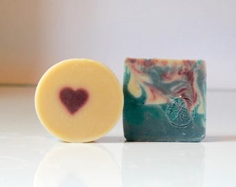 Handmade soap (100g) made with sheep's milk and organic oils, cold-processed on the farm, gentle on the skin, Nature & Progrès certified