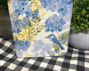 Hortensias y pájaro azul Primavera floral flores brillantes apilables letrero de bloque de madera
