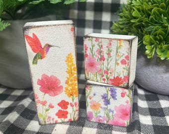 Mini set apilable de 3 bloques de madera con flores brillantes y colibríes para primavera.