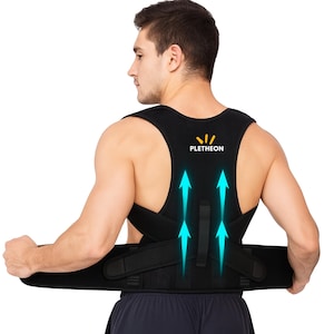 以下が含まれることがあります： 白で「PLETHEON」のブランド名が入った黒色の姿勢矯正器。矯正器は、調節可能なストラップとウエストベルトを備えた背中サポートデザインです。青い矢印はサポートの方向を示しています。