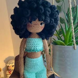 De Aurora-pop gehaakte zwarte pop met afrohaar