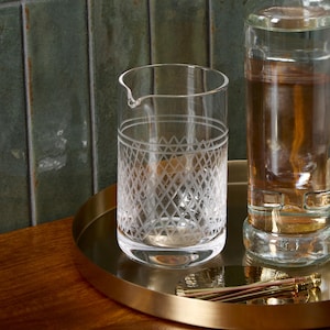 Crystal Cocktail Mixing Glass: Seamless 20oz Barware with Diamond Cut