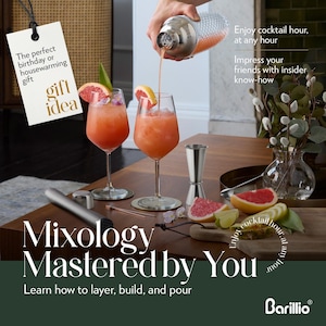 Puede incluir: Un c&oacute;ctel se vierte en un vaso con una guarnici&oacute;n de pomelo. La imagen incluye copas de c&oacute;ctel, una coctelera, un medidor y el texto "Mixology Mastered by You". Una etiqueta de regalo dice "El regalo perfecto de cumplea&ntilde;os o inauguraci&oacute;n de la casa".