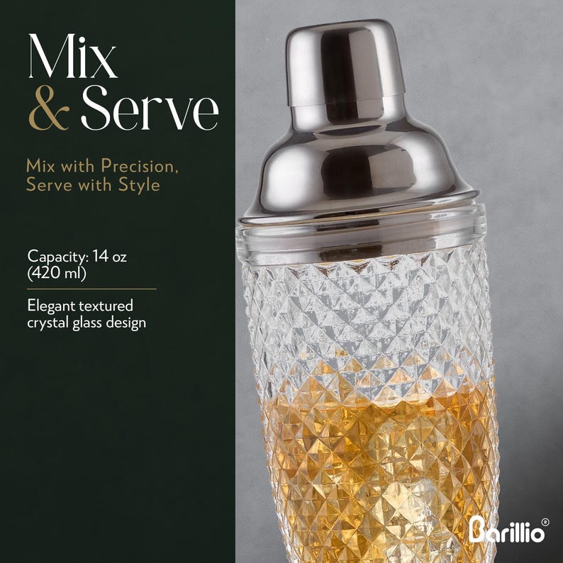 Puede incluir: Una coctelera de acero inoxidable con una base de cristal texturizado, llena de un l&iacute;quido dorado y hielo. La imagen incluye el texto "Mix & Serve". La coctelera tiene una capacidad de 420 ml. El dise&ntilde;o es elegante.