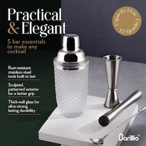 Puede incluir: Un juego de coctelera con una coctelera de acero inoxidable, un jigger, un mortero y una cuchara de bar. La coctelera tiene un cuerpo de vidrio estampado y una tapa de acero inoxidable. El texto dice "Practical & Elegant".