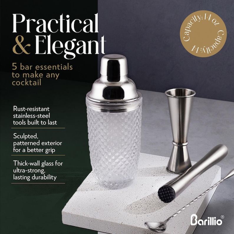 Puede incluir: Un juego de coctelera con una coctelera de acero inoxidable, un jigger, un mortero y una cuchara de bar. La coctelera tiene un cuerpo de vidrio estampado y una tapa de acero inoxidable. El texto dice "Practical & Elegant".