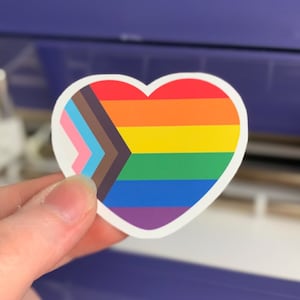 LGBTQIA+ Progress Pride Flag Heart Sticker, Laptop Sticker, Alleen voor gebruik binnenshuis