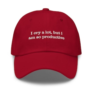 Ich weine viel, aber ich bin so produktiv, es ist ein Art Dad Hat | Motivierend bestickter Hut | Inspiriert von Taylor Swift | Einzigartiges Geschenk für Swifties