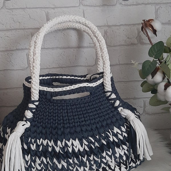 Panier crochet , sac cabas fourre tout , sac bandoulière , sac en matière tee shirt recyclé, sac