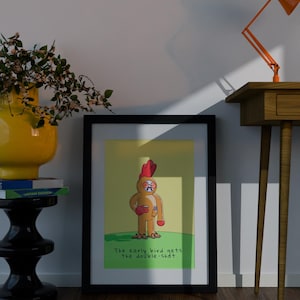 Puede incluir: Impresión artística enmarcada con un personaje de dibujos animados parecido a un pollo, sosteniendo una taza. El personaje está sobre un campo verde contra un fondo amarillo. El texto dice: "The early bird gets the double-shot".