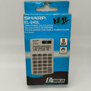 Peut inclure: Une tasse en céramique blanche avec une anse noire et le texte "But First, Coffee" dans un style manuscrit. La tasse est posée sur une surface blanche. La tasse mesure 10 cm de haut.