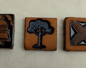 Mercer Moravian Pottery & Tile Works Kavel van 3 tegels 1977 tot 1984 Fonthill Museum