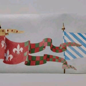 Może przedstawiać: Dekoracyjna bordiura tapety z wystylizowanymi flagami i bannerami. Flagi przedstawiają różne wzory, w tym czerwone romby na kremowym tle, niebiesko-białe paski i czerwone flagi z białymi symbolami fleur-de-lis. Paleta kolorów obejmuje czerwień, krem, niebieski i zieleń.