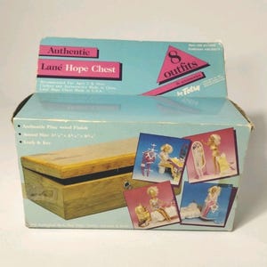 Puede incluir: Una caja vintage de Lane Hope Chest con acabado de madera. La caja es de color azul claro y presenta el texto "Authentic Lane Hope Chest". La caja contiene 8 conjuntos y accesorios. Tamaño real: 8,9 cm x 11,4 cm x 21,6 cm.