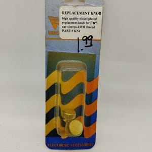 Puede incluir: Un pomo de repuesto niquelado para radios de coche CB, rosca de 4 mm, expuesto en una tarjeta azul y amarilla. La tarjeta indica "REPLACEMENT KNOB" y "ELECTRONIC ACCESSORIES". El producto está empaquetado en un blíster transparente.
