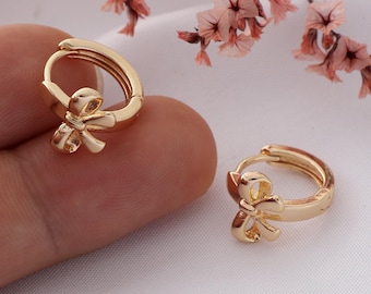 Pendientes de lazo chapados en oro de 18 quilates: aros Huggie de latón