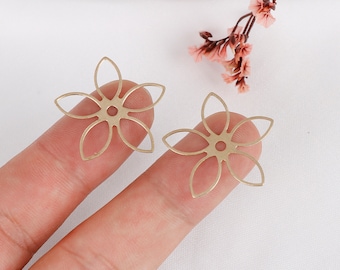 Dijes de flores de latón crudo: colgantes para pendientes, artículos de joyería (2,4 cm)