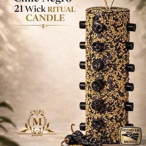 Puede incluir: Una vela cilíndrica negra con una superficie texturizada, adornada con pequeñas cuentas amarillas y detalles oscuros. La vela tiene un lazo de cuerda y está etiquetada como "Chile Negro 21 Wick Ritual Candle". Chiles secos en la base.