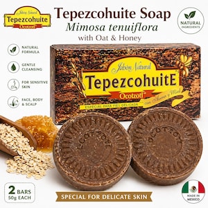Pode incluir: Dois sabonetes redondos e castanhos de Tepezcohuite com um design floral são exibidos em frente a uma caixa. A caixa apresenta o nome do produto, os ingredientes e a marca. O sabonete é anunciado como natural e suave, adequado para peles sensíveis. A imagem também mostra aveia e mel.