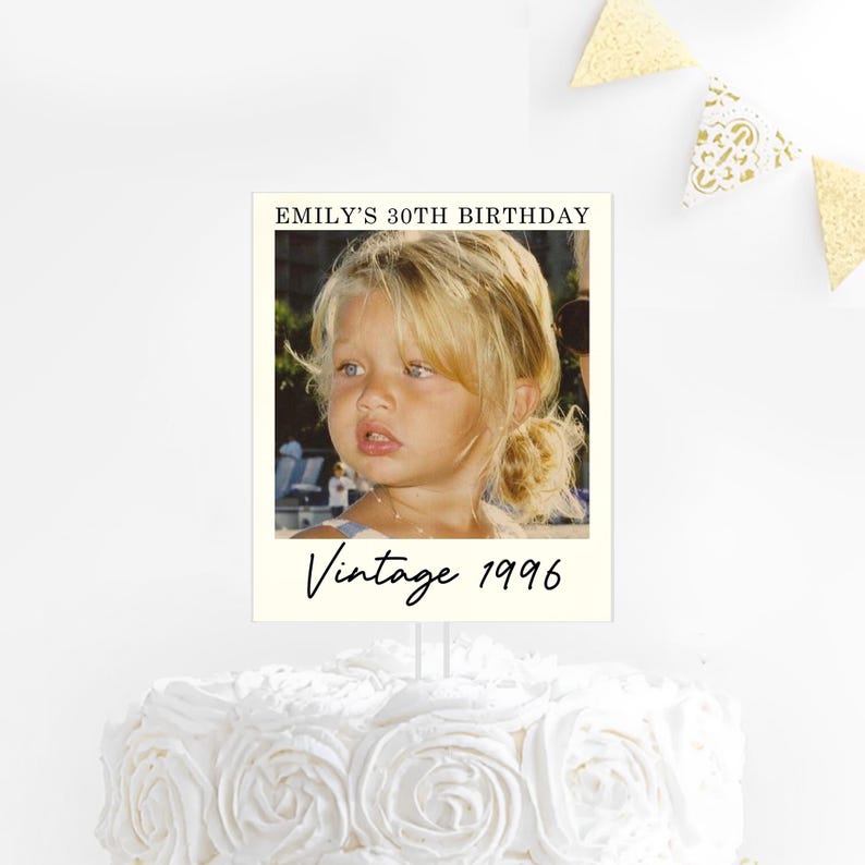 K&ouml;nnte beinhalten: Ein rechteckiger Tortenaufleger mit einem Foto eines jungen Kindes mit blonden Haaren. Der obere Text lautet EMILY'S 30TH BIRTHDAY in schwarzen Gro&szlig;buchstaben, der untere Text lautet Vintage 1996 in einer schwarzen Schreibschrift.