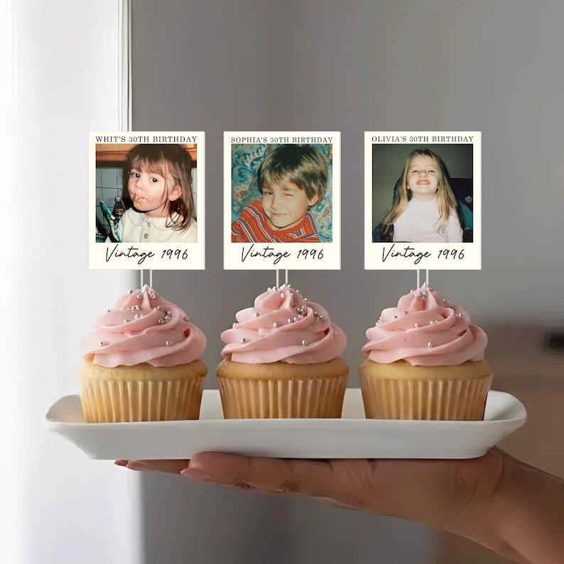 K&ouml;nnte beinhalten: Drei Cupcakes mit rosa Zuckerguss und silbernen Streuseln, jeweils gekr&ouml;nt von einer quadratischen Karte mit einem Kinderfoto. Die Karten zeigen den Text '30TH BIRTHDAY' und 'Vintage 1996' sowie die Namen Whit, Sophia und Olivia.