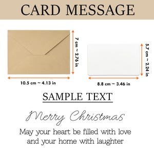K&ouml;nnte beinhalten: Ein brauner Kraftpapierumschlag mit den Ma&szlig;en 10,5 cm mal 7 cm und eine leere wei&szlig;e rechteckige Karte mit den Ma&szlig;en 8,8 cm mal 5,7 cm. Der Text "CARD MESSAGE" und "SAMPLE TEXT" stehen &uuml;ber dem Satz "Merry Christmas" und einem Gru&szlig;.