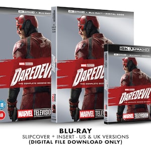 Puede incluir: Tres cajas de Blu-ray de la serie Marvel Television "Daredevil: The Complete Second Season". Las cajas presentan un personaje vestido de rojo con cuernos. El texto "Daredevil" está en blanco sobre una pancarta roja. Las cajas están etiquetadas como "4K Ultra HD" y "Blu-ray".