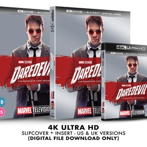 Può includere: Una custodia per disco Blu-ray 4K Ultra HD per la prima stagione di Daredevil, una serie di Marvel Television. La custodia presenta uno sfondo argentato con una barra rossa diagonale e il logo Daredevil. La custodia include una custodia scorrevole e un inserto.