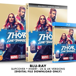 Puede incluir: Una caja de disco Blu-ray con una funda deslizante y un inserto para la película Thor: Love and Thunder. La caja es azul y presenta un fondo dorado con imágenes de Thor y Jane Foster. El texto "Thor: Love and Thunder" está impreso en blanco en la caja.