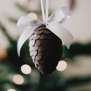 Decorazione con pigna / Pigna di carta / Regalo di Natale / Decorazione / Arredamento per la casa / Decorazione per l'albero di Natale / Accenti per la casa / Decorazione scandinava